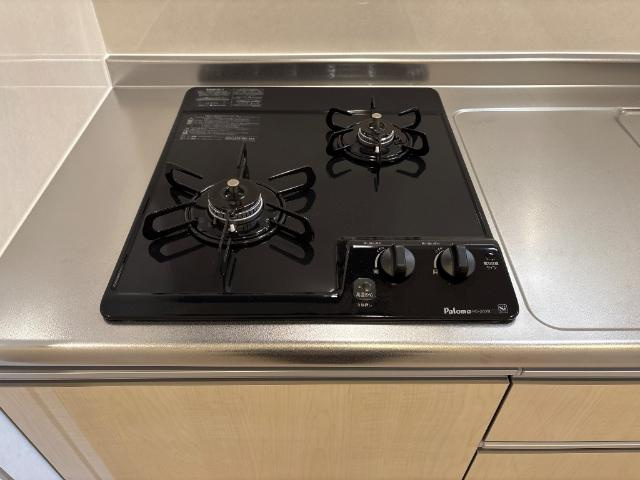 Ｓ-ＢＬＯＯＤ　ＯＺＵ　ＢＡＳＥのキッチン|2口ガスコンロ