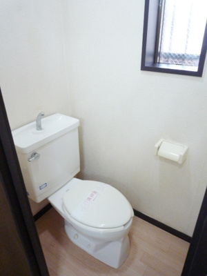 換気に便利な小窓付きのトイレ