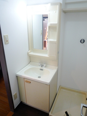 朝の支度に便利な独立洗面化粧台