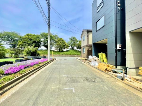 横浜市港北区樽町３丁目の新築一戸建の前面道路含む現地写真|広々とした前面道路！
駐車も楽に行えます。