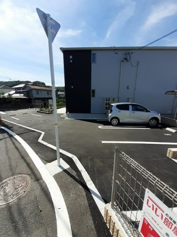 ドエル　Ｆ・Ｔ・Ｋ　Ⅵ番館の駐車場|駐車場があるので、車を買う予定の方も安心です