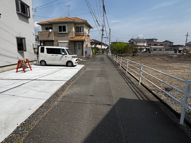 藤枝市高岡3丁目　中古戸建の前面道路含む現地写真