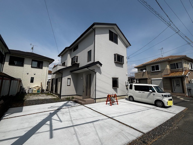 藤枝市高岡3丁目　中古戸建の前面道路含む現地写真