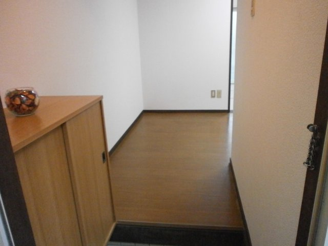 【玄関】 | 玄関には靴箱を完備しております。靴箱の天板は物置としても利用いただけます。