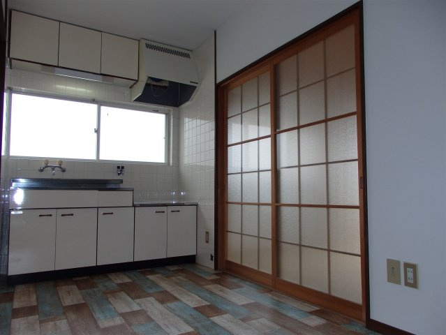 【キッチン】 | キッチンと居室は建具で区切られており、調理中の熱気が、居住スペースへ流れるのを防いでくれます。