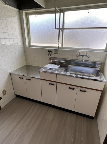 【キッチン】 | キッチン下収納と吊戸棚で収納も豊富です。台所横は洗面室となっております。