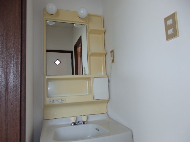 【独立洗面台】 | 独立洗面台を設けているので、女性にも人気の物件となっております。