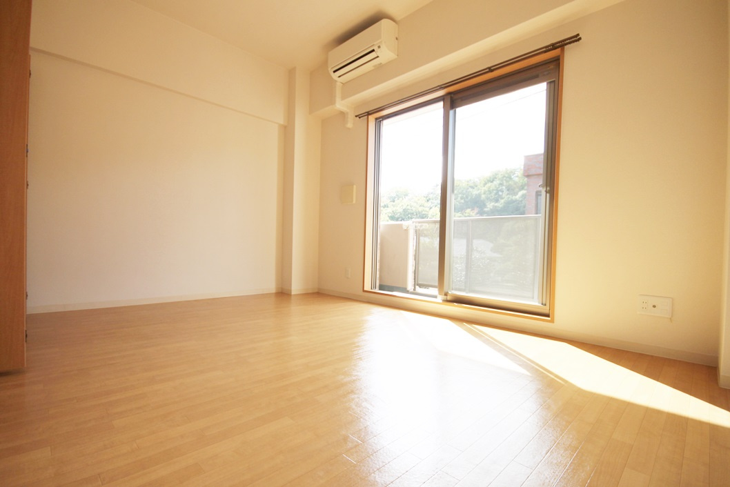 茜苑レジデンスの居間・リビング|ゆったりとした居間です