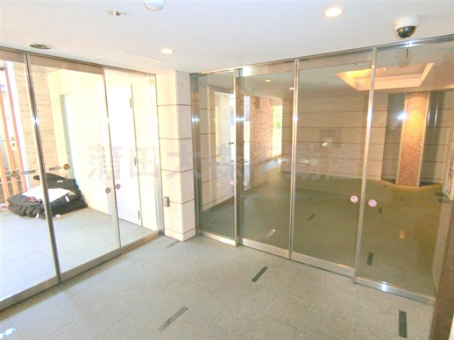 パティーナ下丸子のエントランス|防犯カメラTVモニター付オートロック宅配BOXメールBOX管理人室　エントランス