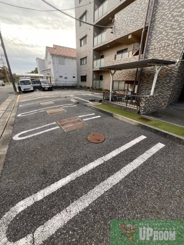 グランドール須崎の駐車場