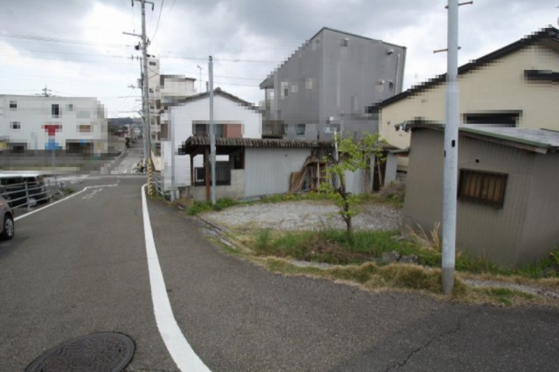 伊勢崎町　建築条件なし　売土地　の前面道路含む現地写真