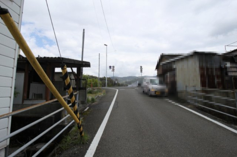 伊勢崎町　建築条件なし　売土地　の前面道路含む現地写真