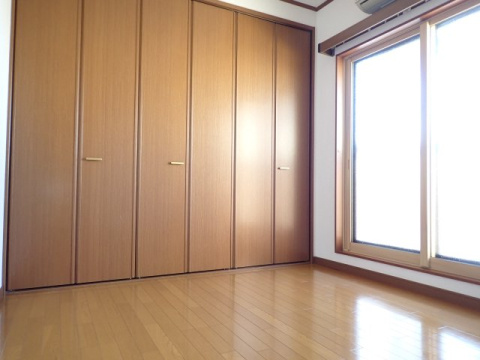 【洋室】 | 黒石市泉町一棟売りアパート | 落ち着いた色調の洋室です