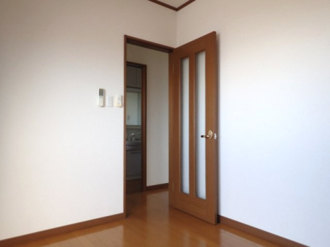 【洋室】 | 黒石市泉町一棟売りアパート | 落ち着いた色調の洋室です