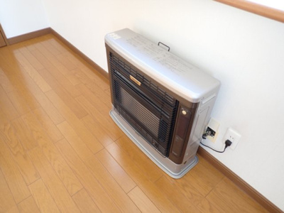 【設備】 | 黒石市泉町一棟売りアパート | FFストーブ・居間