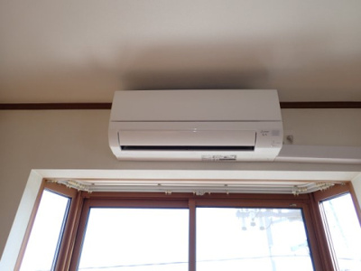 【設備】 | 黒石市泉町一棟売りアパート | 居間、エアコン