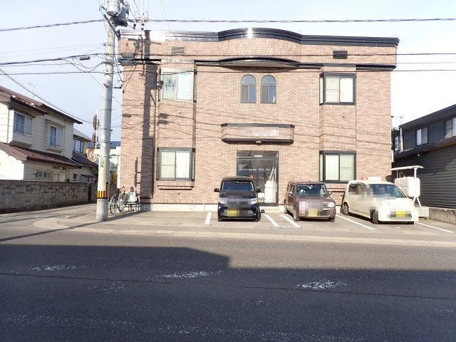 【外観】 | 黒石市泉町一棟売りアパート | 外観は落ち着いています