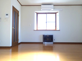 【居間・リビング】 | 黒石市泉町一棟売りアパート | FFストーブ・エアコン