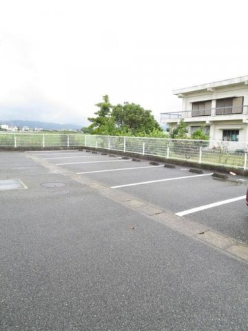 ソレイユ・ルヴァンＡの駐車場|駐車場があるので、車を買う予定の方も安心です