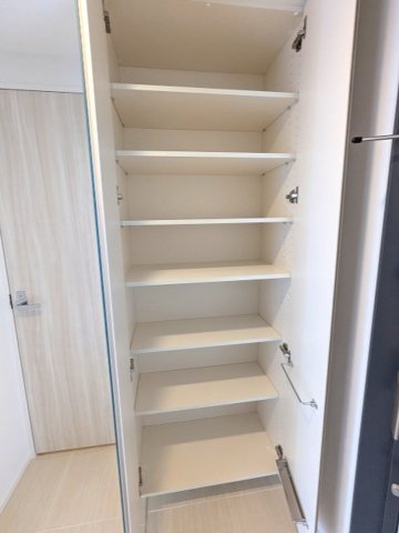 Urbanex日本橋馬喰町Ⅱの玄関|扉の右側に傘ストック付収納豊富なトールタイプのシューズBOXです