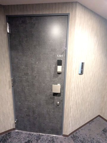 Urbanex日本橋馬喰町Ⅱの設備|お部屋の玄関は電子キーとディンプルキーのダブルロックセキュリティです、清潔で絨毯張りの内廊下です