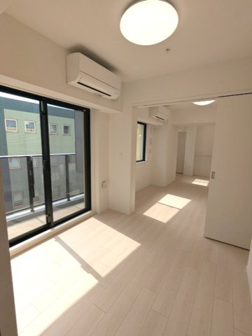 Urbanex日本橋馬喰町Ⅱの設備|4帖洋室からリビング、、上層階は日当たり良好です、インターネット無料、リビングと各洋室にエアコン・照明付きです、リビングの一部に床暖房、11F12Fアレクサ付スマートホーム他プレミア部屋