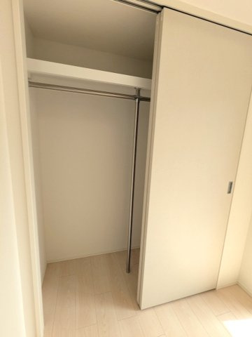 Urbanex日本橋馬喰町Ⅱの設備|4帖洋室のクローゼットです、スライドドアで室内空間を確保