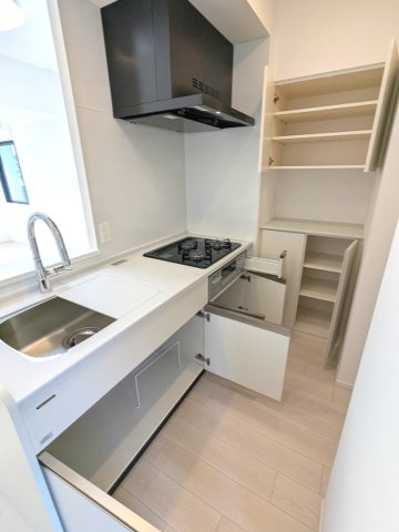 Urbanex日本橋馬喰町Ⅱの設備|グリル付ガス3口システムカウンターキッチン、瀟洒でお手入れ楽なガラストップコンロ、シンクにプレート付の広々の調理スペース、豊富なシステム収納