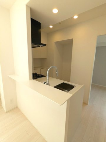 Urbanex日本橋馬喰町Ⅱの設備|グリル付ガス3口システムカウンターキッチン、瀟洒でお手入れ楽なガラストップコンロ、シンクにプレート付の広々の調理スペース、豊富なシステム収納