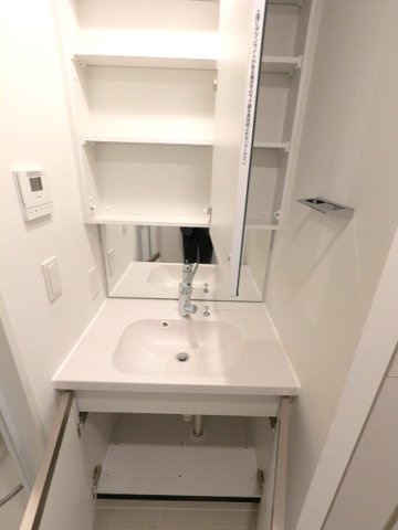 Urbanex日本橋馬喰町Ⅱの設備|トイレと独立した2面鏡付ハンドシャワー付洗面台です