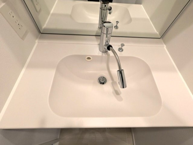 Urbanex日本橋馬喰町Ⅱの設備|トイレと独立した2面鏡付ハンドシャワー付洗面台です