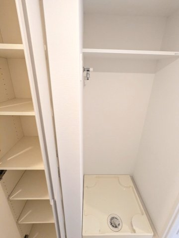 Urbanex日本橋馬喰町Ⅱの設備|洗面室の洗濯機置場は排水溝のお手入れがし易い様に中央手前に配置した防水パンです