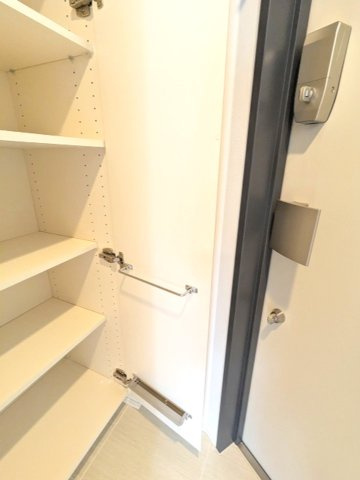 Urbanex日本橋馬喰町Ⅱの設備|扉の右側に傘ストック付収納豊富なトールタイプのシューズBOXです