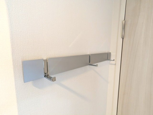 Urbanex日本橋馬喰町Ⅱの設備|玄関にコートフック付です
