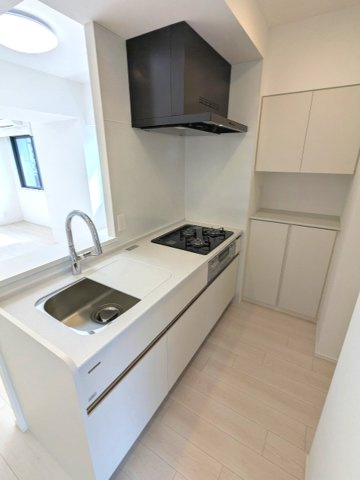 Urbanex日本橋馬喰町Ⅱのキッチン|グリル付ガス3口システムカウンターキッチン、瀟洒でお手入れ楽なガラストップコンロ、シンクにプレート付の広々の調理スペース、豊富なシステム収納