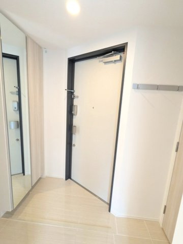 Urbanex日本橋馬喰町Ⅱの設備|電子キーとディンプルキーのダブルロックセキュリティ、傘入れ付収納豊富なトールタイプのシューズBOX、姿見鏡付、人感センサー付玄関ライト、コートフック付です