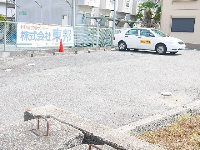 山田川ハイツの駐車場