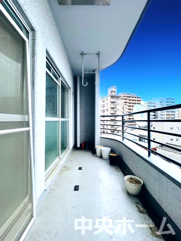 ハイツ西日暮里のバルコニー|【バルコニー】幅もあって、奥行きもあるゆとりのバルコニー。洗濯物を干したり乾かしたりだけでなく、ただ出てみるだけでも気持ちいいですよ。