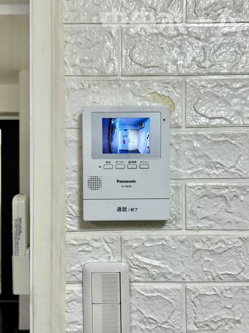 ハイツ西日暮里のセキュリティ|【モニターホン】誰が来たかすぐにわかるカラーモニター付きインターホン。通話ボタンを押すまでは室内の音は漏れていませんので相手を確かめてから応対できます。