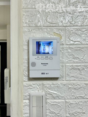 【セキュリティ】 | ハイツ西日暮里 | 【モニターホン】誰が来たかすぐにわかるカラーモニター付きインターホン。通話ボタンを押すまでは室内の音は漏れていませんので相手を確かめてから応対できます。