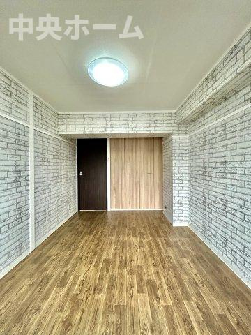 ハイツ西日暮里の寝室|【寝室】心と体をゆったりと安らげる主寝室。寝室のゆとりが大きい分だけ、暮らしの安らぎは深まります。一日の疲れを癒すだけでなく、ご夫婦の親密な語らいを紡ぎ出します