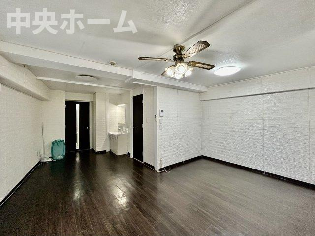 ハイツ西日暮里の居間・リビング|【リビングダイニング】一日の中で多くの時間を過すことになるリビングダイニングだからこそ、いつも穏やかな空間であることが必然。爽やかな通風と採光を存分に感じる事が出来る空間です。