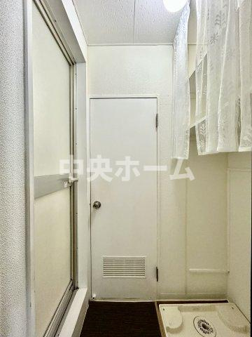 ハイツ西日暮里の脱衣所|【洗面所】明るい洗面所は朝をすっきりさせてくれる空間です。バタバタしている忙しい朝でも収納が多い洗面台では短い時間で効率良く支度ができます。