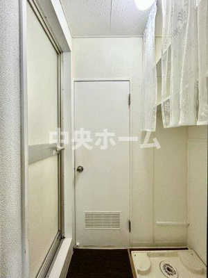 【脱衣所】 | ハイツ西日暮里 | 【洗面所】明るい洗面所は朝をすっきりさせてくれる空間です。バタバタしている忙しい朝でも収納が多い洗面台では短い時間で効率良く支度ができます。