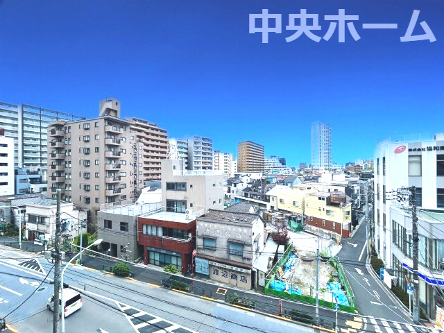 ハイツ西日暮里の展望|手を伸ばせば、ふれることが出来そうな環境が、そのままインテリアになったような印象です。その豊かな眺望にふさわしい空間には、通風・採光にも優れ、心地よい光と風があふれています