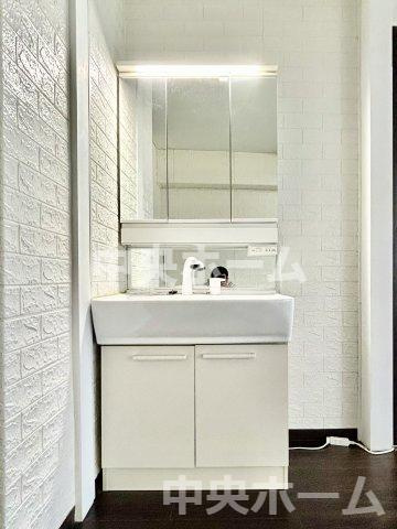 ハイツ西日暮里の独立洗面台|【洗面化粧台】洗面化粧台には三面鏡を採用。身だしなみを整えやすい事はもちろんですが、鏡の後ろに収納スペースを設ける事により、散らかりやすい洗面スペースをすっきりさせる事が出来るのも嬉しいですね