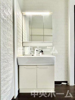 【独立洗面台】 | ハイツ西日暮里 | 【洗面化粧台】洗面化粧台には三面鏡を採用。身だしなみを整えやすい事はもちろんですが、鏡の後ろに収納スペースを設ける事により、散らかりやすい洗面スペースをすっきりさせる事が出来るのも嬉しいですね