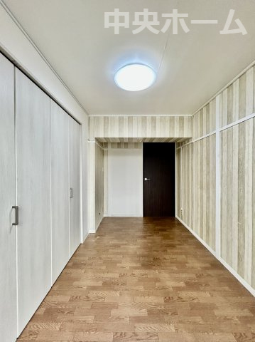 ハイツ西日暮里の洋室|【洋室】快適に過ごす条件は、一人ひとり違います。だからこそ飾り過ぎないシンプルな内装と偏り過ぎないデザインで統一しております。居住していく中でオーナー様だけの【マイホーム】に創り上げて下さい