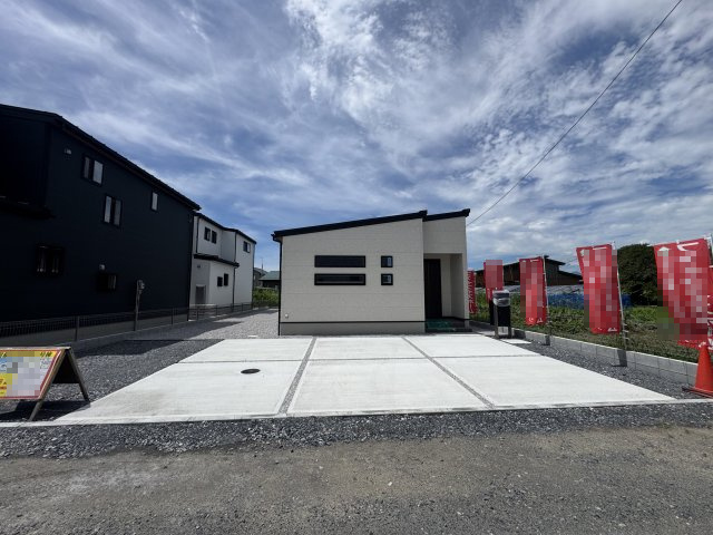 新築　前橋市後家町　1号棟の駐車場|現地写真　駐車スペースは建物東側に並列2台分可能です！