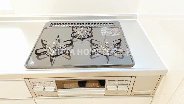 丹波市柏原町南多田のアパートのキッチン|３口ガスコンロで料理のしやすいキッチン◎